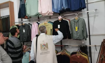 الاقتصاد تنظم جولات رقابية على محلات الملابس في خان يونس