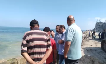 الاقتصاد: توفير 2000 كوب من الطمم والردم لتدعيم شاطئ البحر